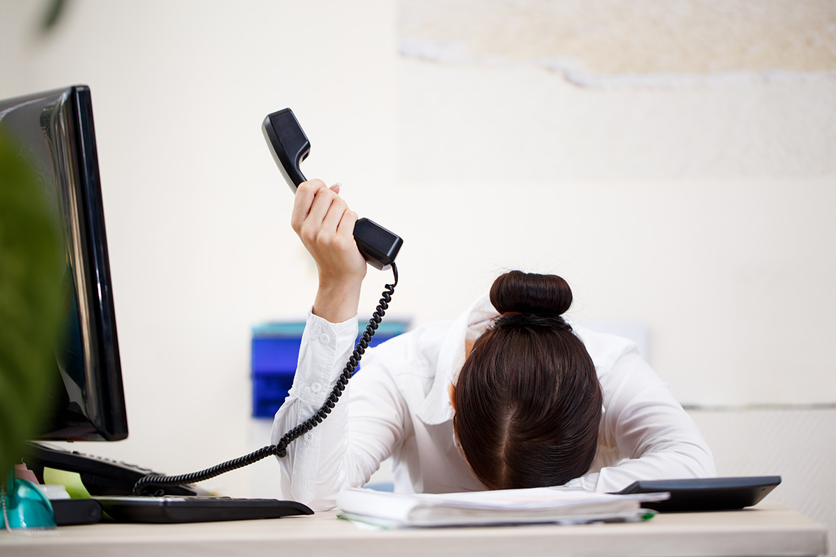 Mulher com telefone na mão