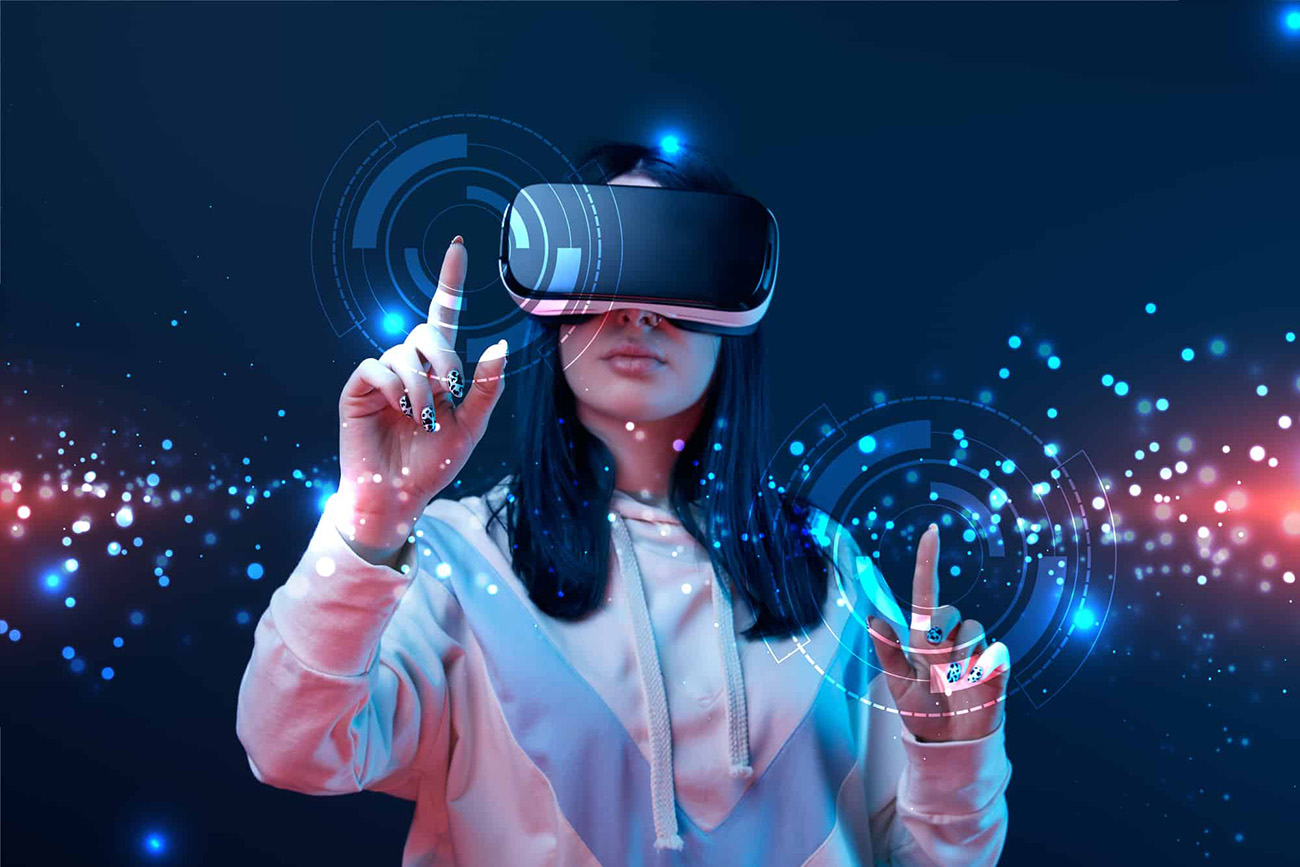 Mulher com óculos de realidade virtual